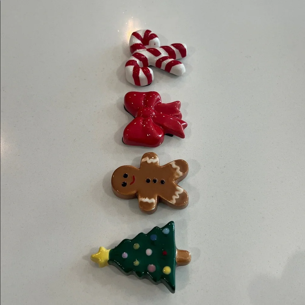 🎄🫚🎀 So. Cute. Ceramic.4pc Magnets..